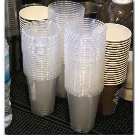 Пластиковые и картонные стаканчики